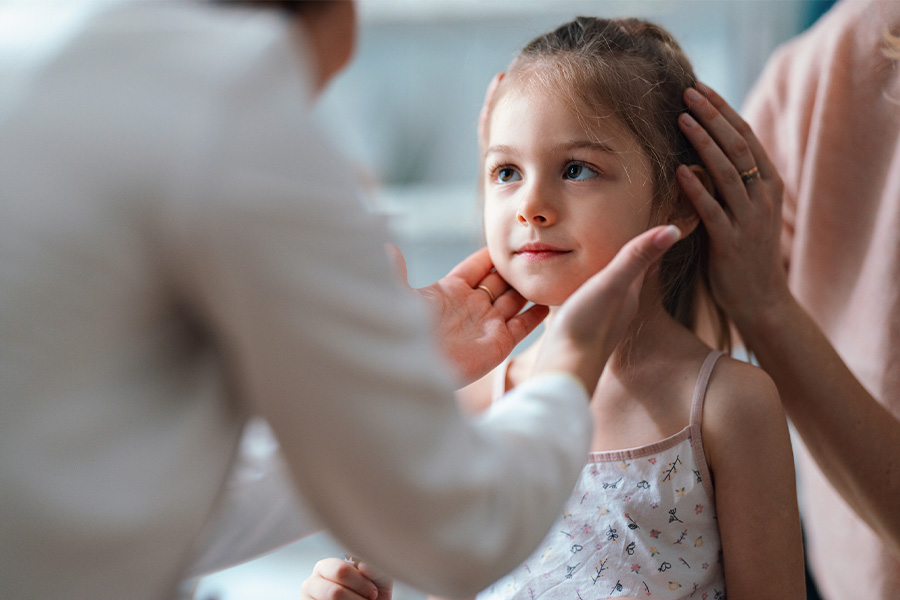 Mädchen bei pädiatrischer Untersuchung